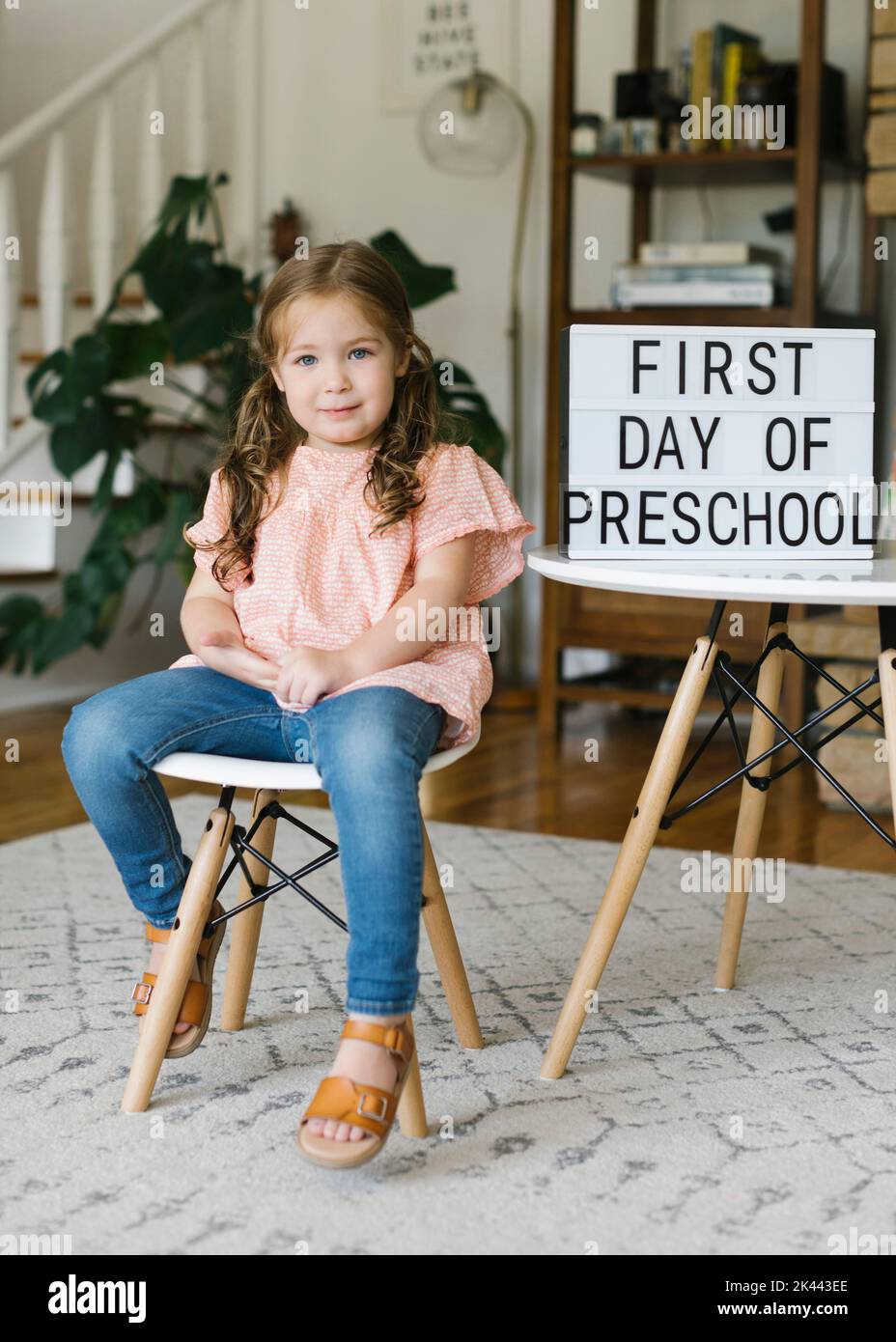 Portrait d'une fille (2-3) assise au premier jour de l'affiche préscolaire Banque D'Images