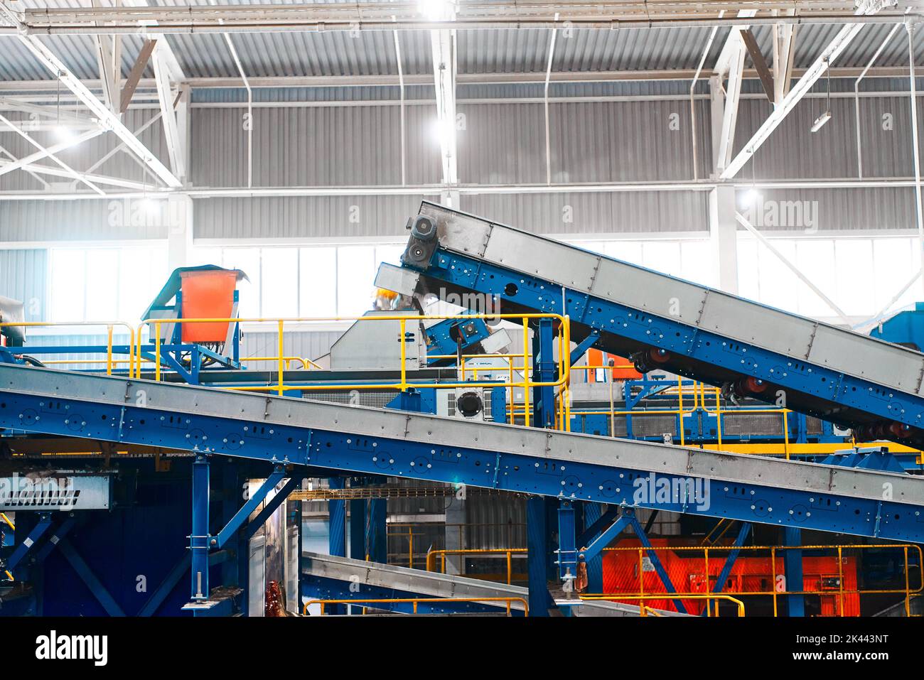 Système de convoyeurs transportant des déchets à l'usine de traitement des déchets Banque D'Images