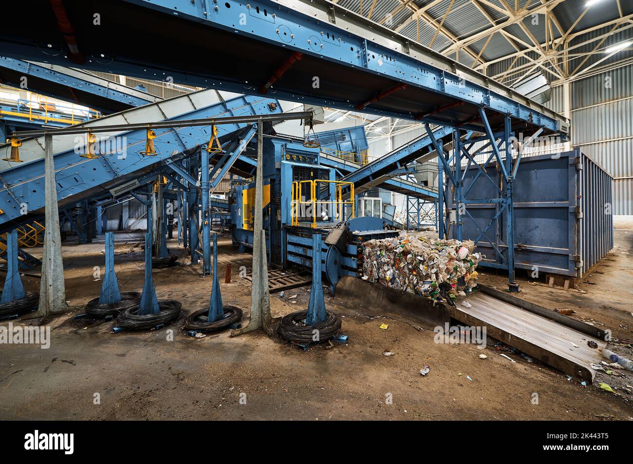 Machine pour compacter les déchets ménagers. Compactage des déchets en ...