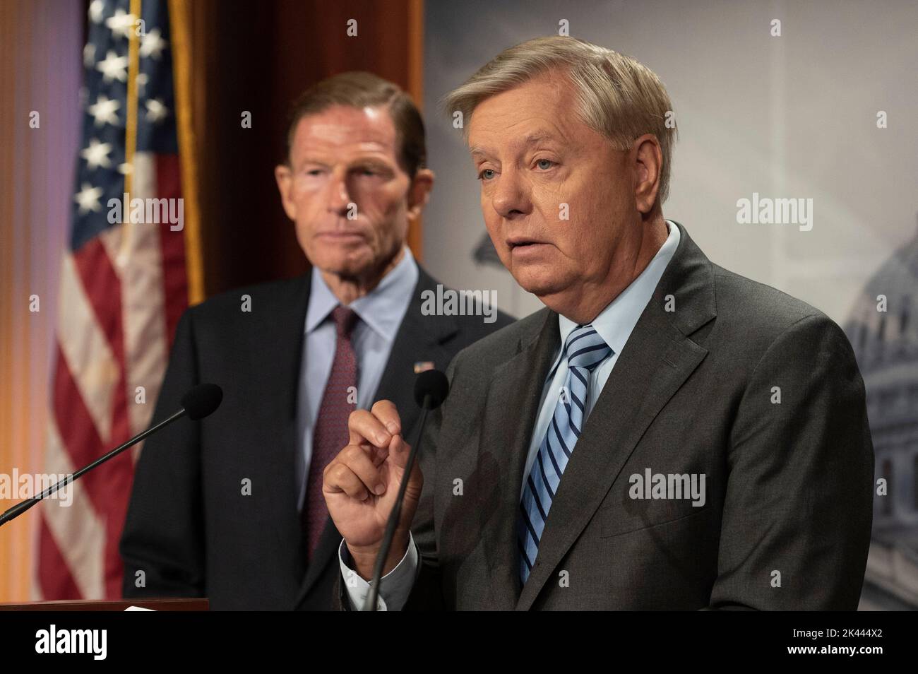 Washington, Vereinigte Staaten. 29th septembre 2022. États-Unis le sénateur Lindsey Graham (républicain de la Caroline du Sud), à droite, Et le sénateur américain Richard Blumenthal (démocrate du Connecticut) tient une conférence de presse sur leurs efforts au Sénat américain pour condamner toute action de la Fédération de Russie visant à revendiquer la souveraineté sur n'importe quelle partie de l'Ukraine au Capitole, à Washington, DC, jeudi, 29 septembre 2022. Credit: Cliff Owen/CNP/dpa/Alay Live News Banque D'Images