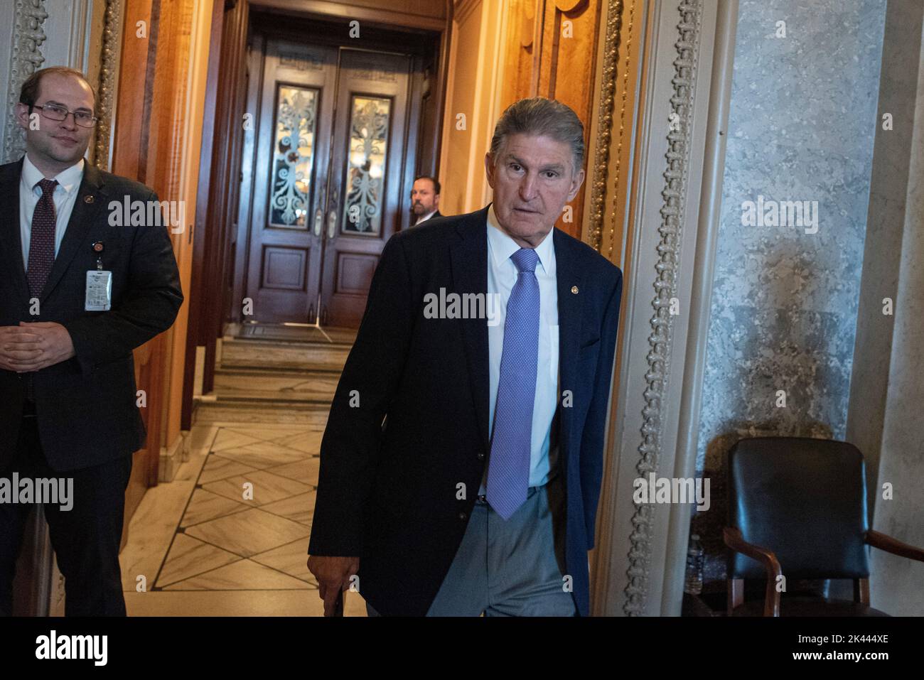 Le sénateur américain Joe Manchin III (démocrate de Virginie occidentale) quitte la salle du Sénat après avoir voté sur une résolution continue qui, si elle est adoptée, financera le gouvernement américain de 1 octobre à 16 décembre, au Capitole à Washington, DC, jeudi, 29 septembre 2022. Crédit : Cliff Owen/CNP Banque D'Images