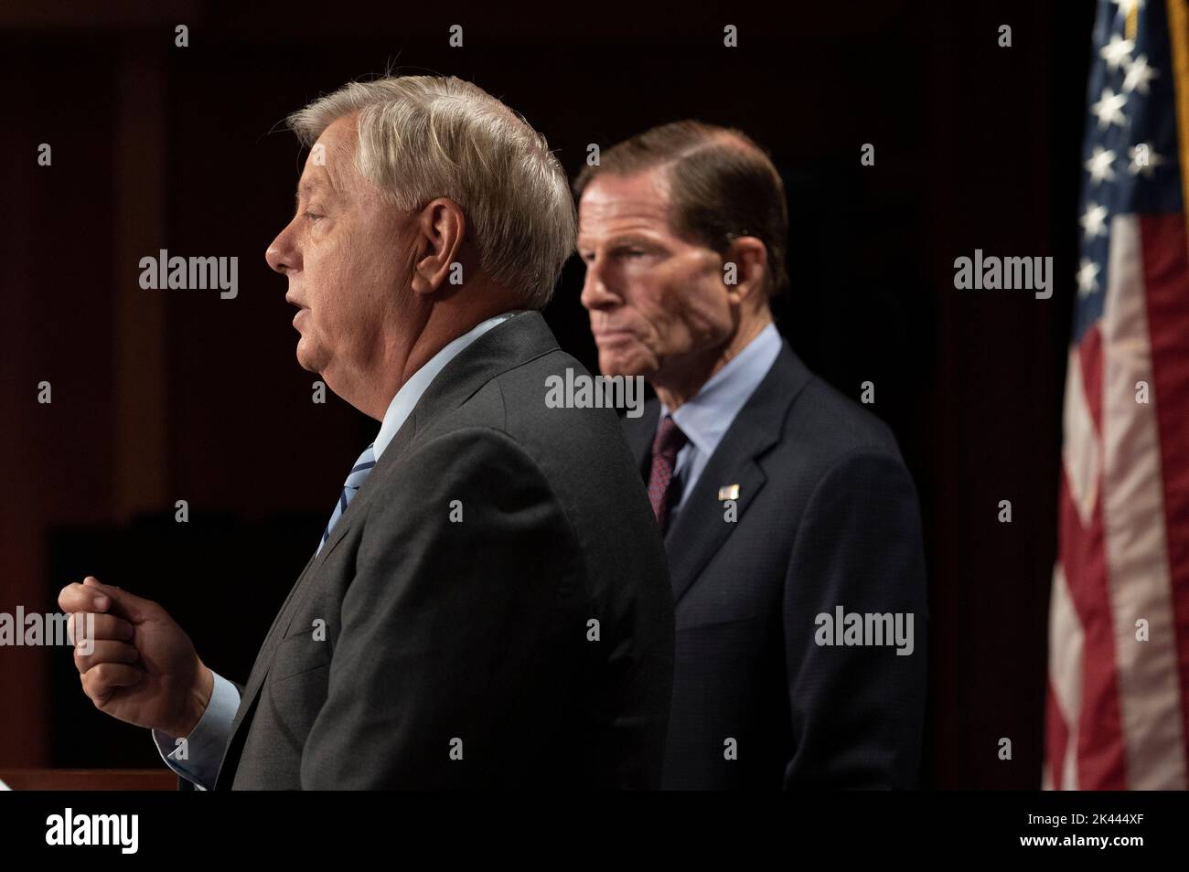 Washington, Vereinigte Staaten. 29th septembre 2022. États-Unis le sénateur Lindsey Graham (républicain de la Caroline du Sud), à gauche, Et le sénateur américain Richard Blumenthal (démocrate du Connecticut) tient une conférence de presse sur leurs efforts au Sénat américain pour condamner toute action de la Fédération de Russie visant à revendiquer la souveraineté sur n'importe quelle partie de l'Ukraine au Capitole, à Washington, DC, jeudi, 29 septembre 2022. Credit: Cliff Owen/CNP/dpa/Alay Live News Banque D'Images