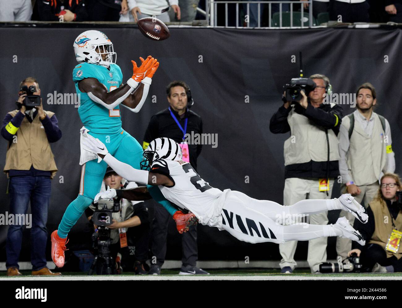 Cincinnati, États-Unis. 29th septembre 2022. Les Bengals de Cincinnati Mike Hilton (21) brise le passage aux dauphins de Miami qui reviennent à Chase Edmonds (2) pendant la première moitié du match au stade Paycor, jeudi, 29 septembre 2022 à Cincinnati, Ohio. Photo de John Sommers II/UPI crédit: UPI/Alay Live News Banque D'Images