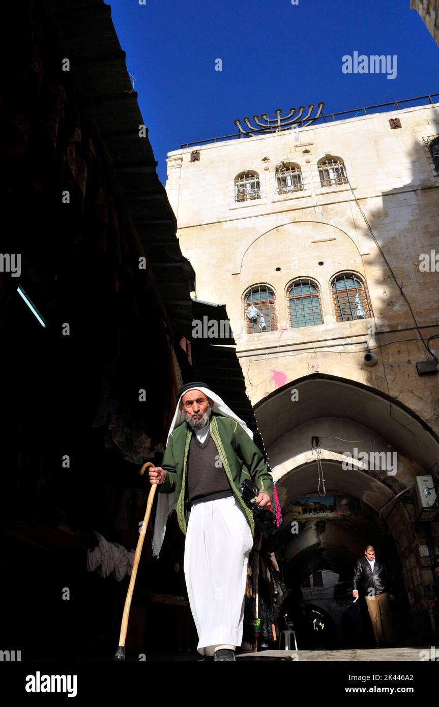 Un palestinien marchant dans le quartier musulman de la vieille ville de Jérusalem. Banque D'Images