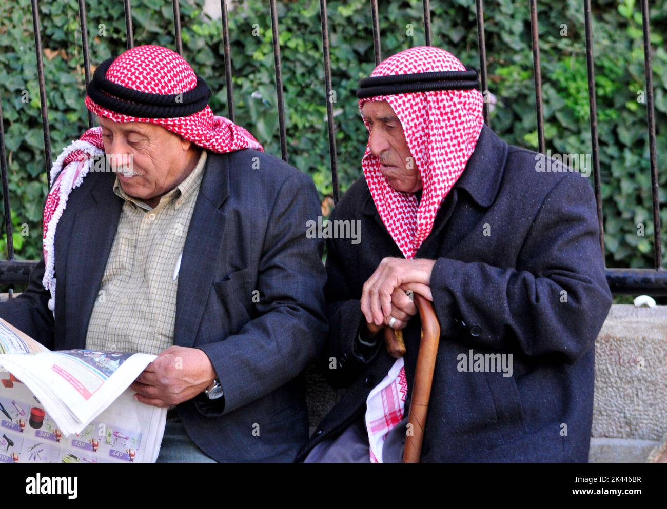 Des hommes palestiniens âgés lisant le journal du matin près de la porte de Damas à Jérusalem-est. Banque D'Images