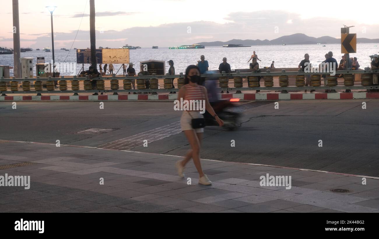 Jogger passant par la courbe de Deadman sur Beach Road Golfe de Thaïlande Pattaya Thailandjogging Banque D'Images