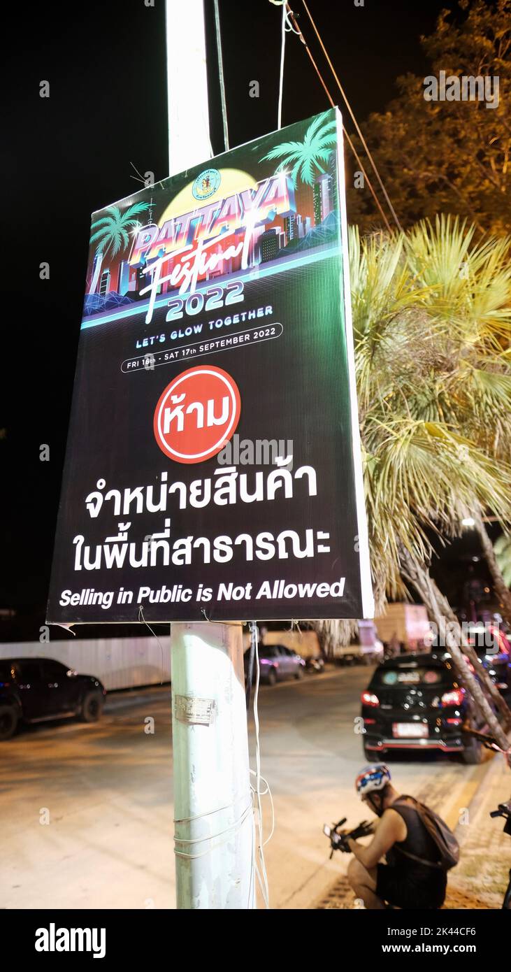 Let's Glow Together Night Parade sur Beach Road à Pattaya en Thaïlande Banque D'Images