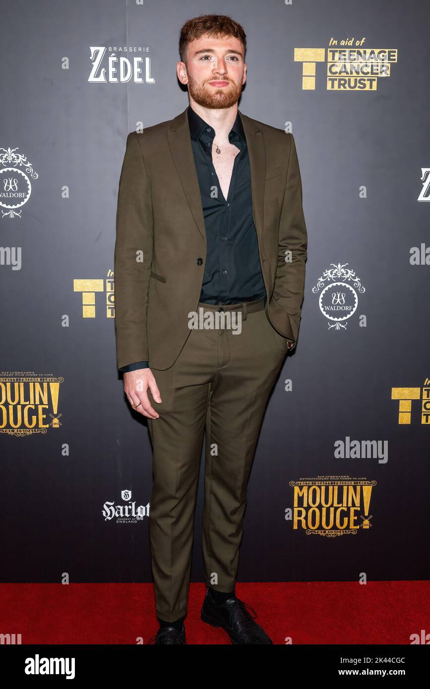 Londres, Royaume-Uni. 29th septembre 2022. Matty Lee - le plongeur olympique pose sur le tapis rouge lors d'une soirée spéciale de gala au Moulin Rouge ! La comédie musicale à l'aide de Teenage cancer Trust. Baz Luhrmann accueille la nuit alors que son film prend vie sur scène dans le West End de Londres, au Piccadilly Theatre. (Photo de Bonnie Britain/SOPA Images/Sipa USA) Credit: SIPA USA/Alay Live News Banque D'Images