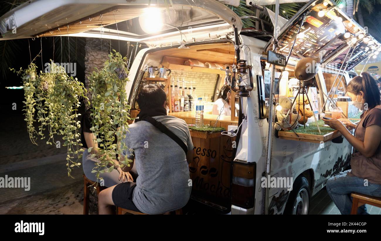 Mobile Coffee Van let's Glow Together Night Parade sur Beach Road à Pattaya en Thaïlande Banque D'Images