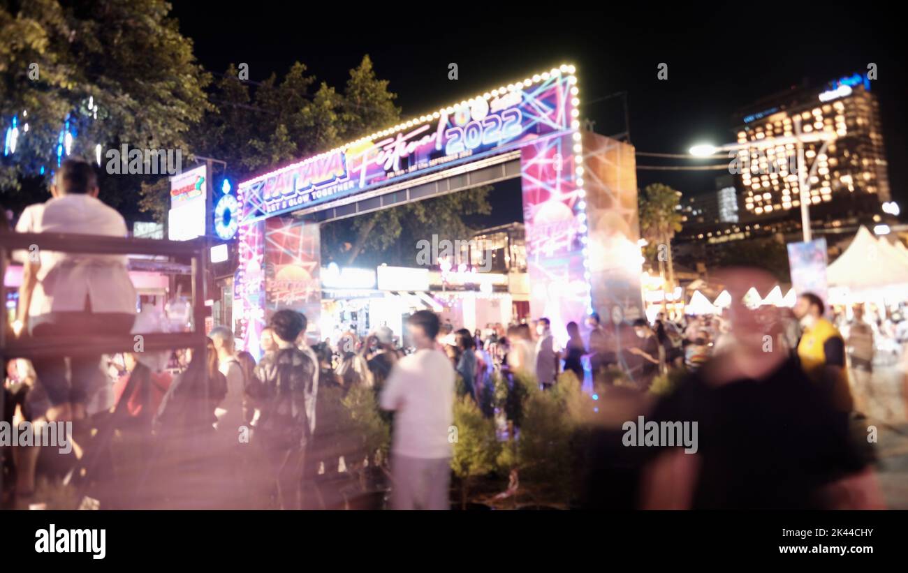 Personnes assistant à l'événement let's Glow Together Night Parade sur Beach Road à Pattaya en Thaïlande Banque D'Images