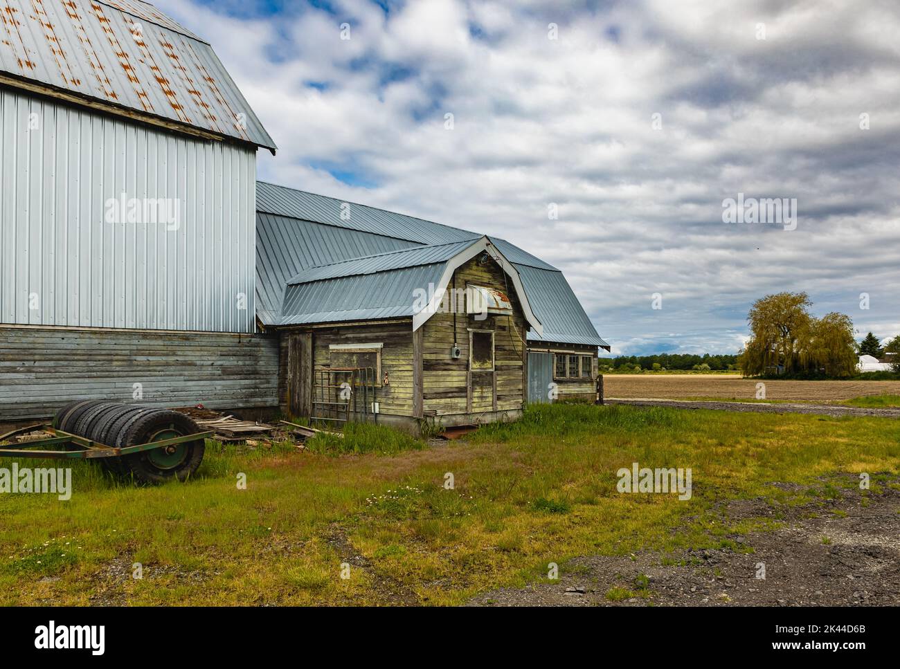 Ancienne ferme en bois, hangar rural d'époque pour l'entreposage dans la campagne au Canada Banque D'Images