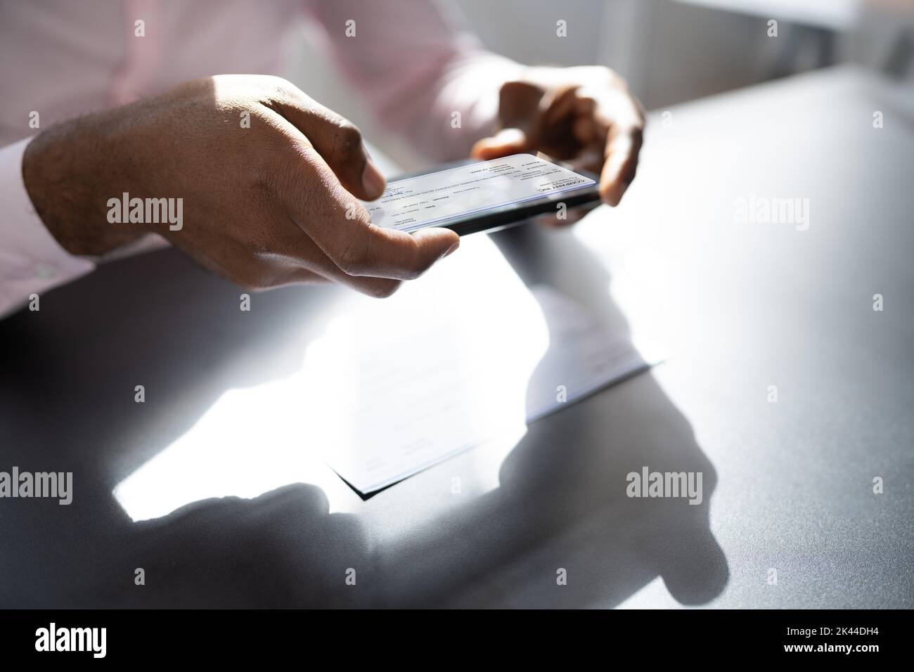 Dépôt de chèques à distance à l'aide de la numérisation de photos mobiles Banque D'Images