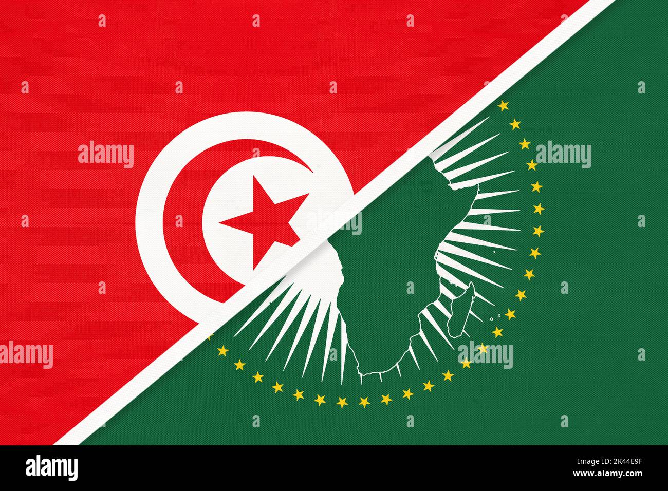 Union africaine et Tunisie, drapeau national du textile. Afrique continent contre symbole tunisien. Banque D'Images