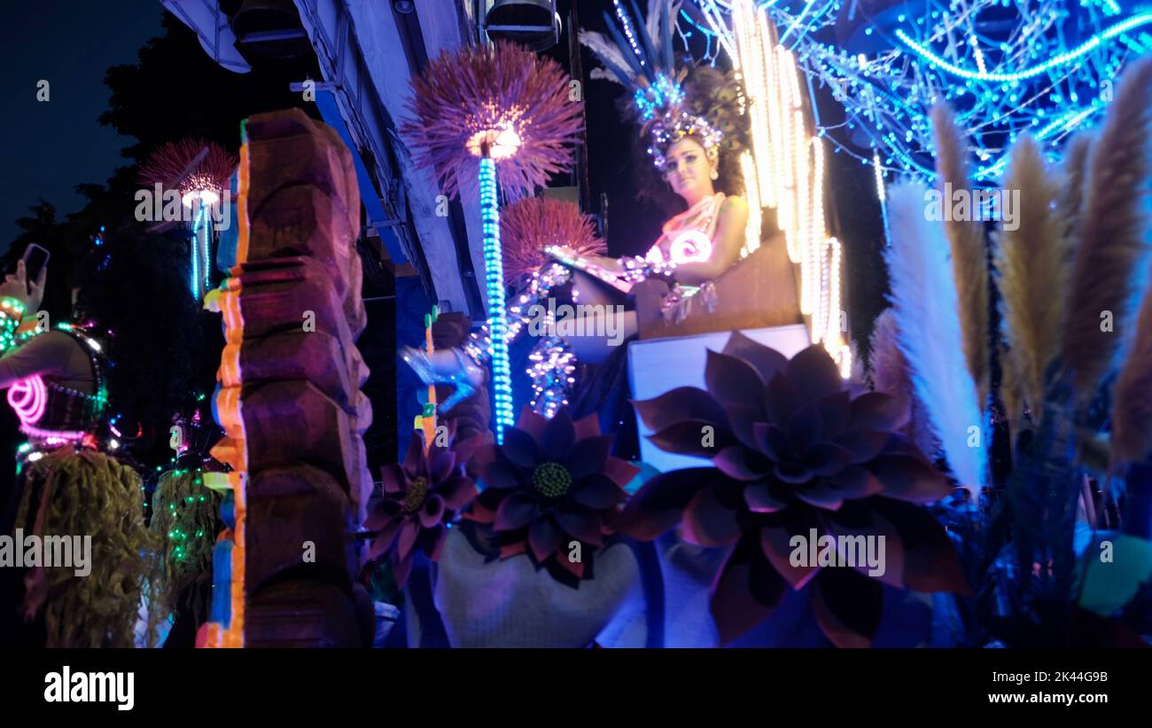 Let's Glow Together Night Parade flotte sur Beach Road à Pattaya en Thaïlande Banque D'Images
