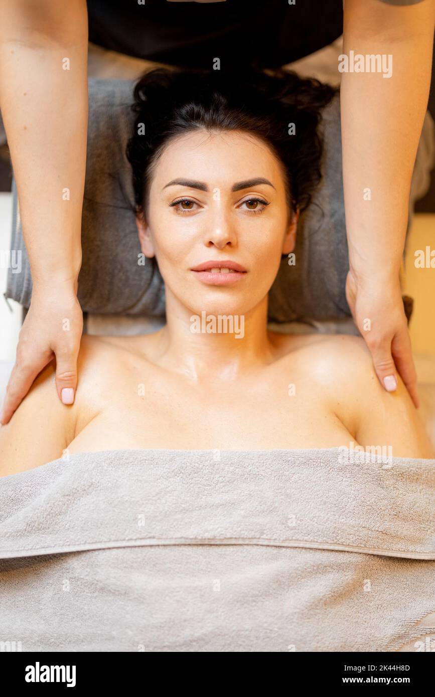 Portrait de la femme pendant un massage de relaxation professionnel Banque D'Images