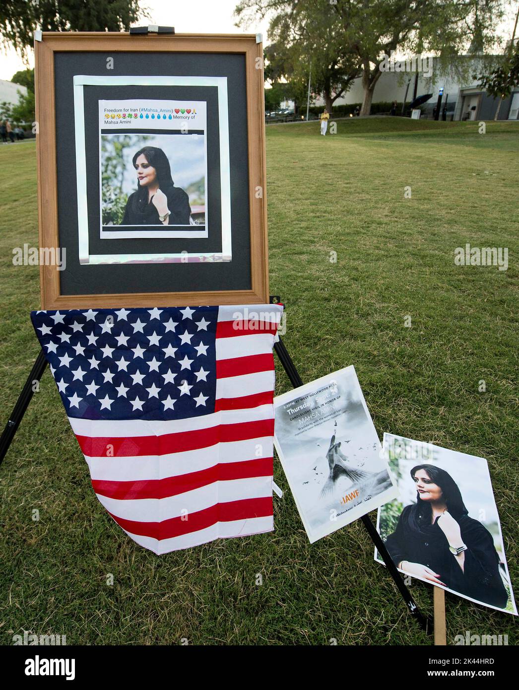 West Hollywood, Californie, États-Unis. 29th septembre 2022. La Fondation iranienne des femmes américaines organise une veillée aux chandelles à West Hollywood Park pour honorer les femmes d'Iran qui, en réponse à la mort suspecte de Mahsa Amini, 22 ans, aux mains de la « police de la « mentalité » iranienne, '' ont courageusement démontré pour les droits des femmes et contre le port obligatoire du hijab.(Credit image: © Brian Cahn/ZUMA Press Wire) Banque D'Images