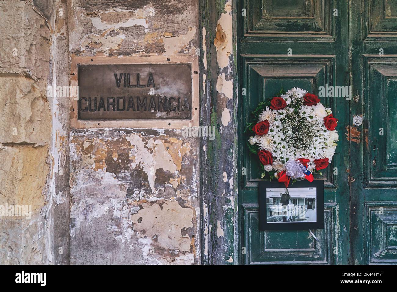 Les gens apportent des couronnes et des fleurs à la porte de la villa où la Reine vivait à Malte, en relation avec sa mort Banque D'Images