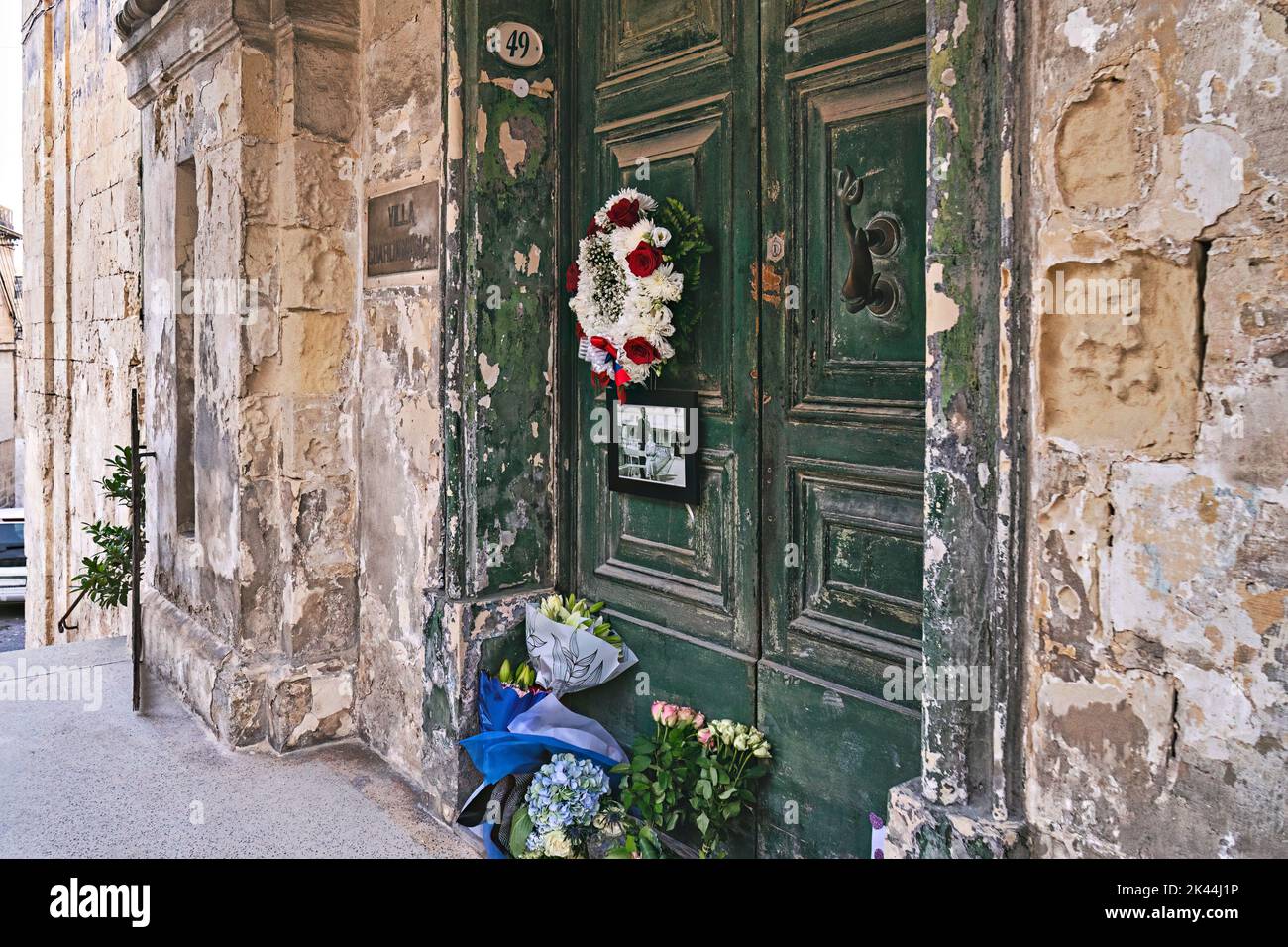 Les gens apportent des couronnes et des fleurs à la porte de la villa où la Reine vivait à Malte, en relation avec sa mort Banque D'Images