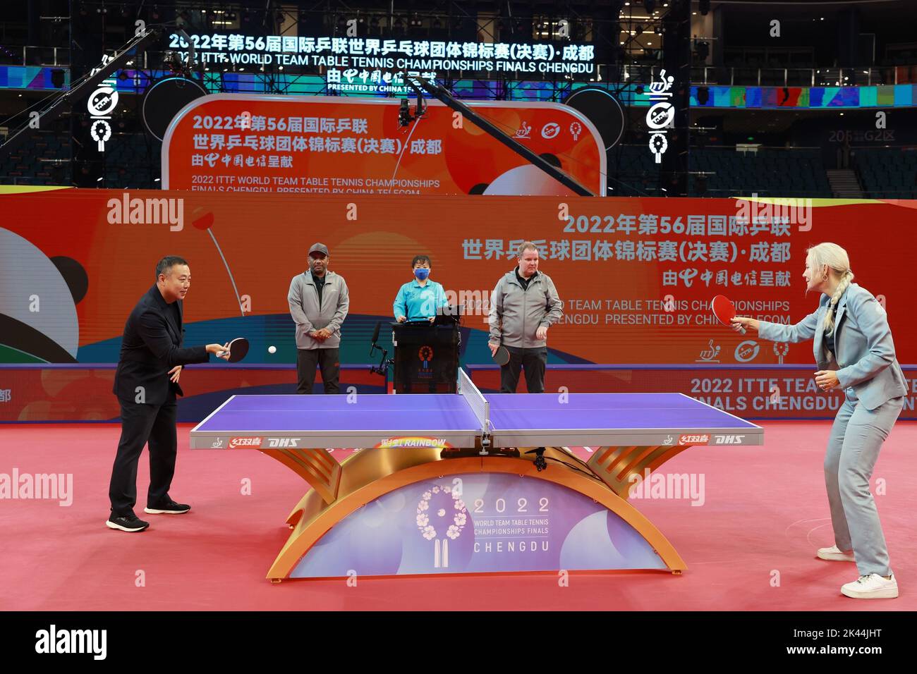 Chengdu, province chinoise du Sichuan. 30th septembre 2022. Le président de l'Association chinoise de tennis de table (CTTA) Liu Guoliang (L, front) et président de la Fédération internationale de tennis de table (ITTF) Petra Sorling (R, front) sont vus lors de la cérémonie de lancement des finales des Championnats du monde de tennis de table de l'équipe de l'ITTF 2022 à Chengdu, dans la province du Sichuan, dans le sud-ouest de la Chine, le 30 septembre 2022. Credit: Liu Xu/Xinhua/Alay Live News Banque D'Images