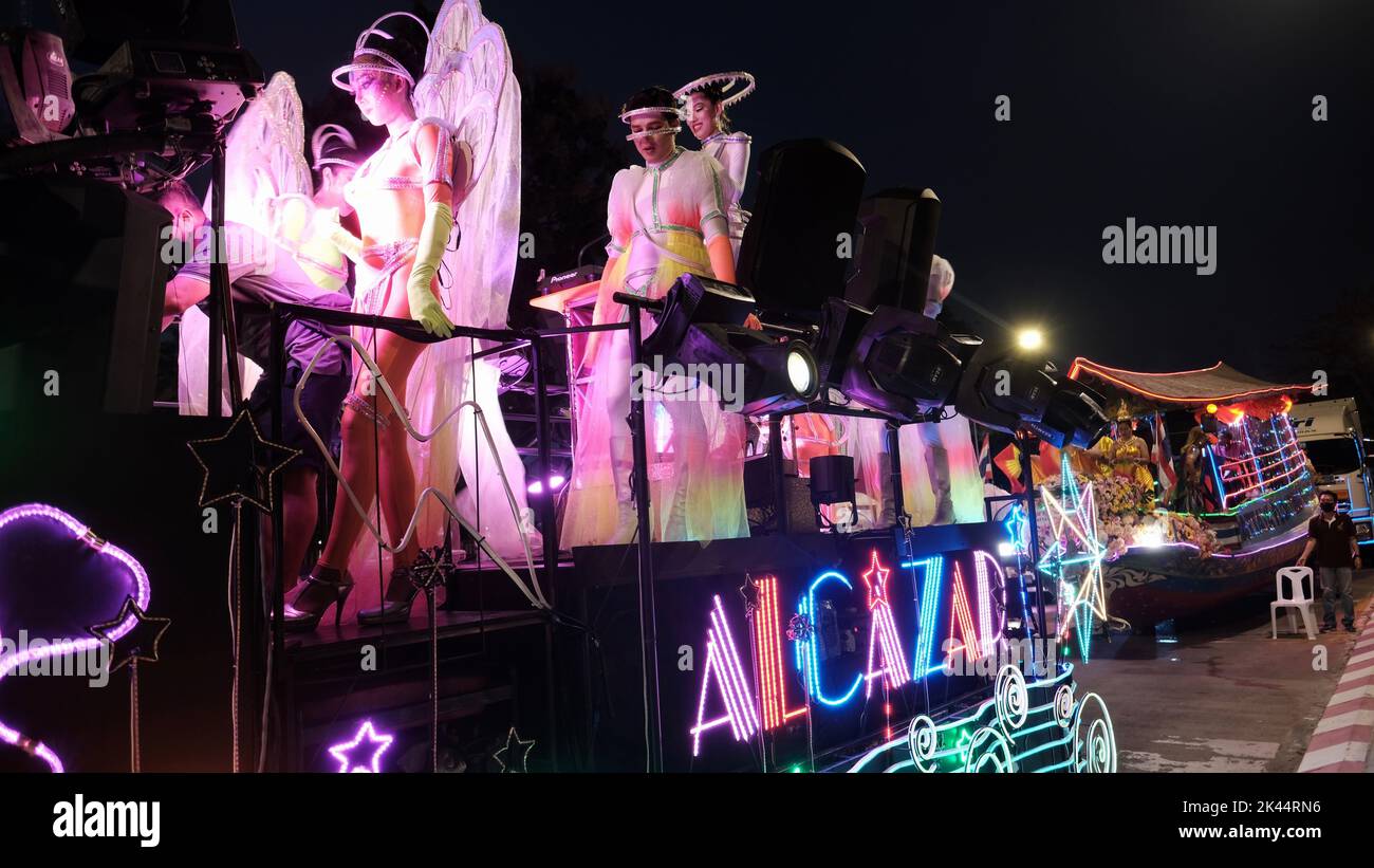 Let's Glow Together Night Parade flotte sur Beach Road à Pattaya en Thaïlande Banque D'Images