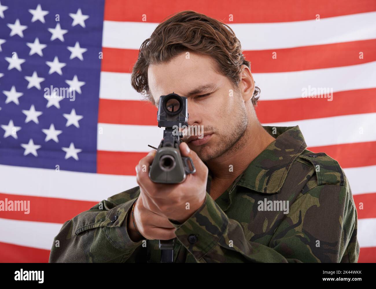 Youre à sa vue. Un soldat américain vous pointe son fusil. Banque D'Images