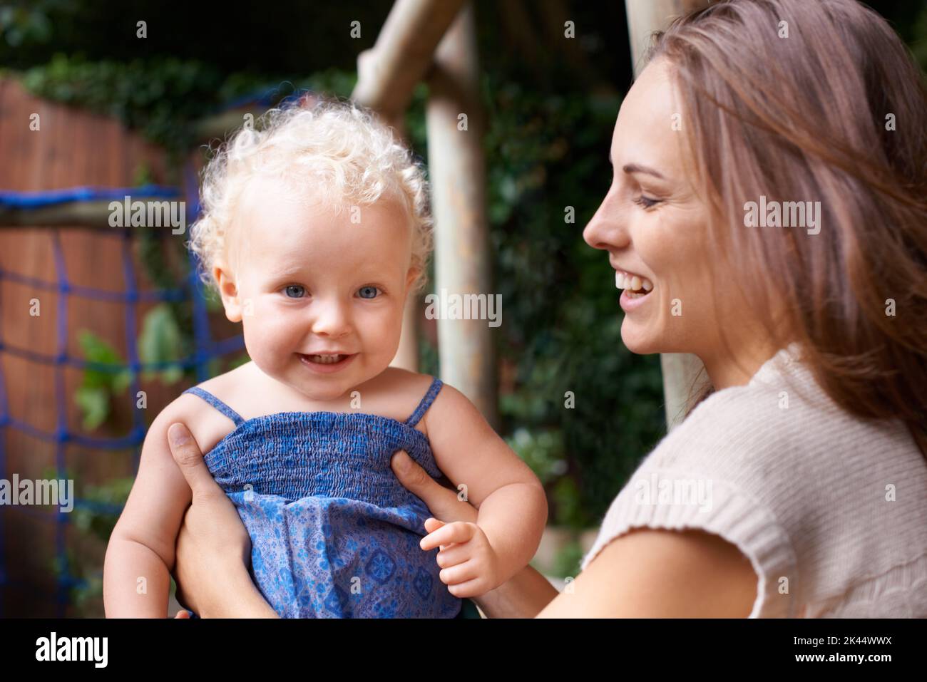 Mes petites joies. Une jeune mère tenant son adorable bébé. Banque D'Images