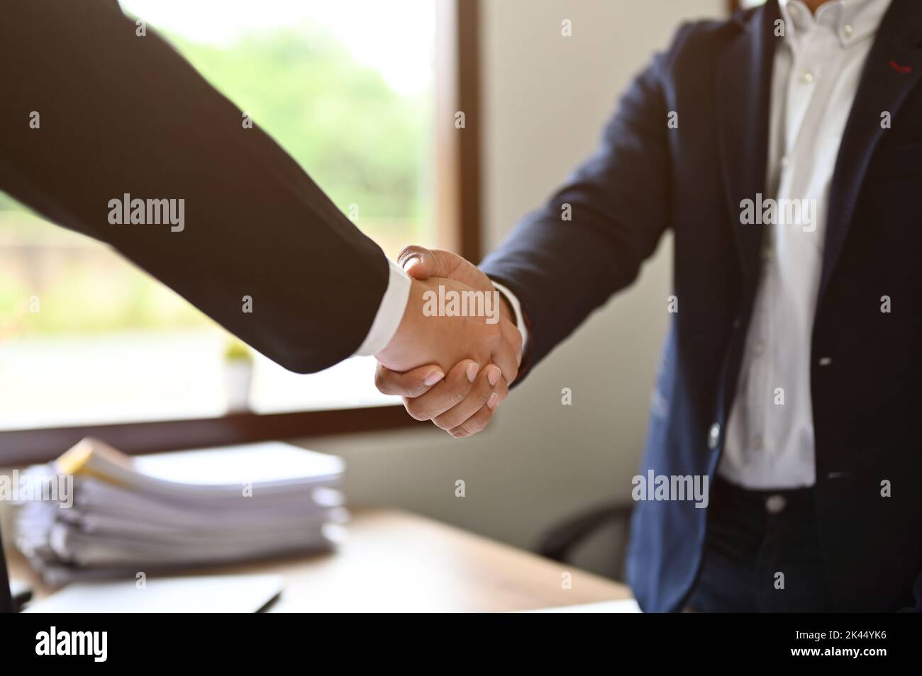 Deux hommes d'affaires professionnels et prospères se bousculer lors de la réunion de coopération. Partenaires d'affaires. Gros plan et image rognée Banque D'Images