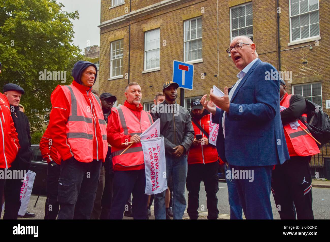 Londres, Royaume-Uni. 30th septembre 2022. Le secrétaire général de l'UCF, Dave Ward, prononce un discours. Le Syndicat des travailleurs et travailleuses des communications (UCF) a organisé une grève à l'extérieur du bureau de livraison de Royal Mail Camden, les travailleurs et travailleuses des postes continuant leur grève par rapport à leur salaire. Credit: Vuk Valcic/Alamy Live News Banque D'Images