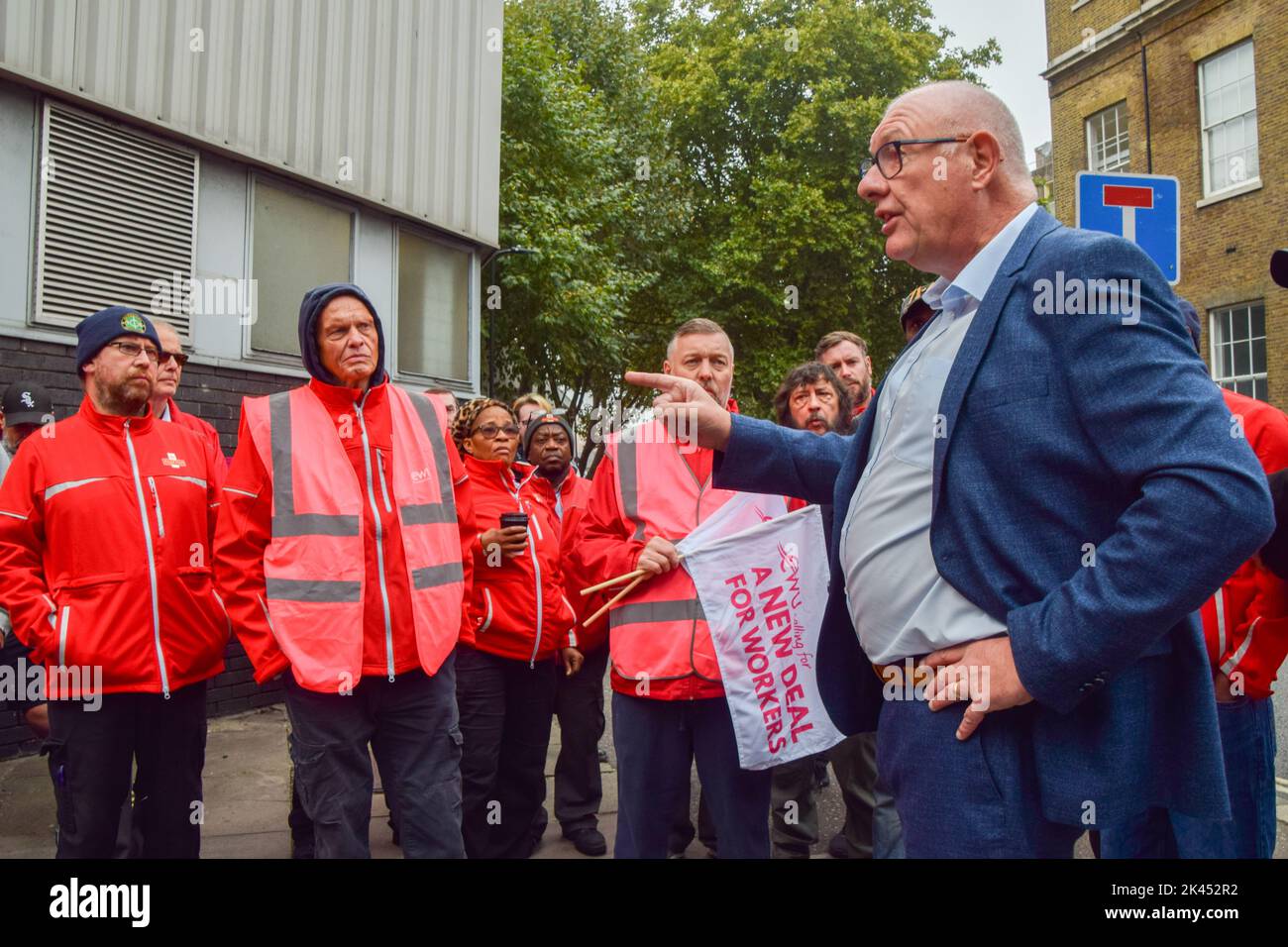 Londres, Royaume-Uni. 30th septembre 2022. Le secrétaire général de l'UCF, Dave Ward, prononce un discours. Le Syndicat des travailleurs et travailleuses des communications (UCF) a organisé une grève à l'extérieur du bureau de livraison de Royal Mail Camden, les travailleurs et travailleuses des postes continuant leur grève par rapport à leur salaire. Credit: Vuk Valcic/Alamy Live News Banque D'Images