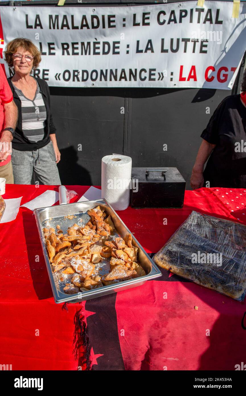 Nice, France. 29th septembre 2022. Le syndicat de la CGT offre de la nourriture aux manifestants pendant le rallye. Une manifestation a été organisée pour exiger des salaires plus élevés et contre la réforme des pensions à l'appel de l'Union de la CGT à Nice. Une manifestation a été organisée pour exiger des salaires plus élevés et contre la réforme des pensions à l'appel de l'Union de la CGT à Nice. Crédit : SOPA Images Limited/Alamy Live News Banque D'Images