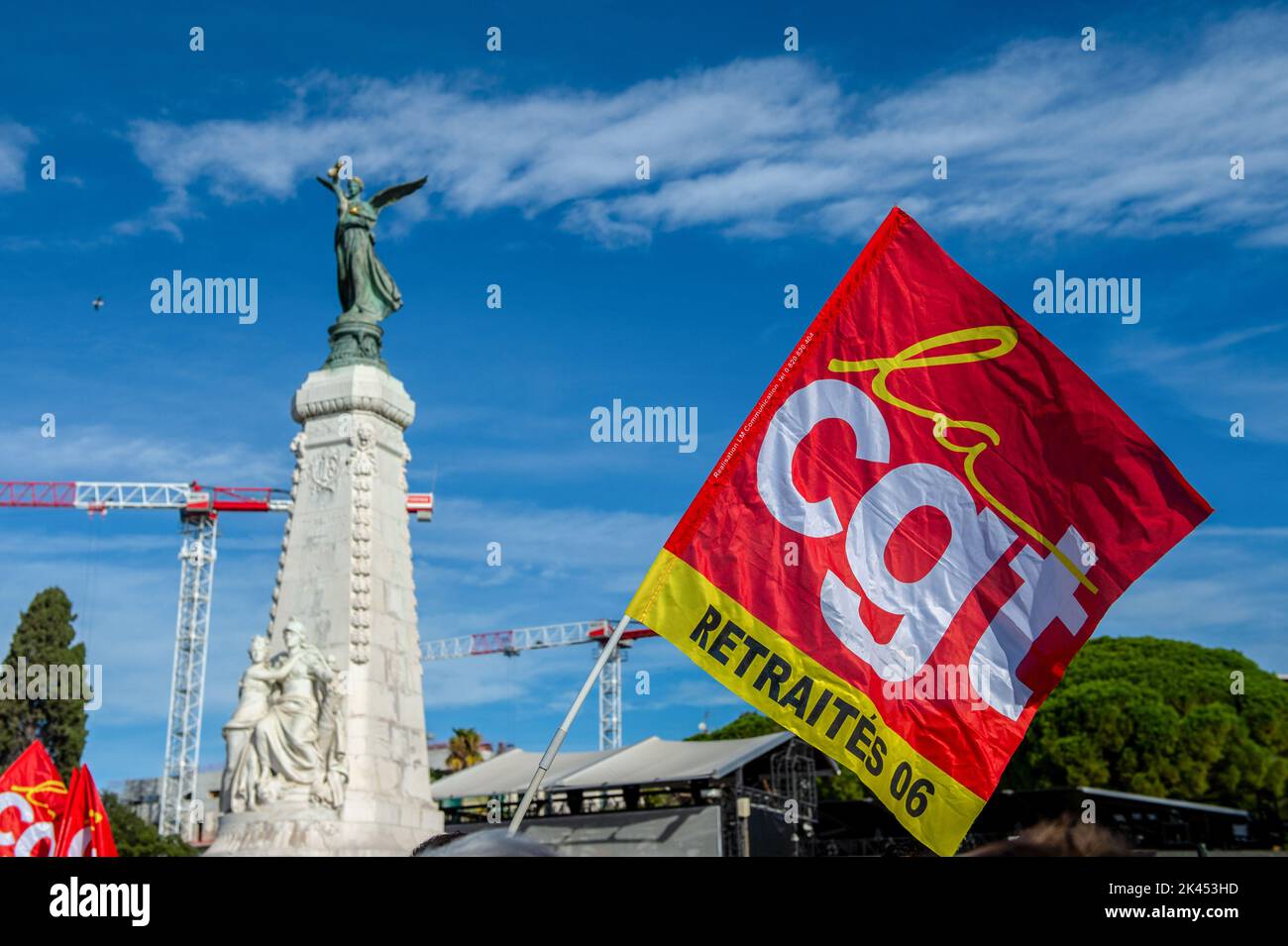 Nice, France. 29th septembre 2022. Un drapeau rouge de la CGT vu pendant la manifestation. Une manifestation a été organisée pour exiger des salaires plus élevés et contre la réforme des pensions à l'appel de l'Union de la CGT à Nice. Crédit : SOPA Images Limited/Alamy Live News Banque D'Images