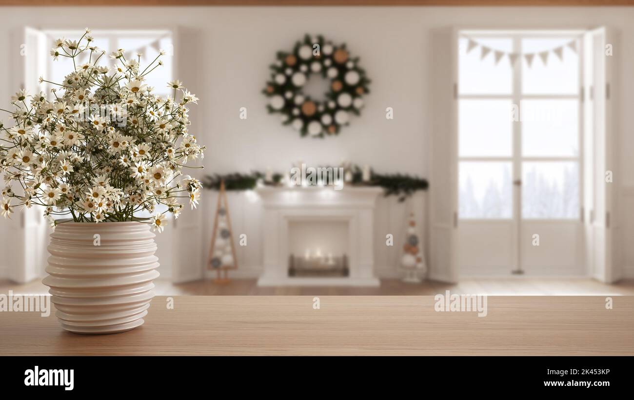 Table en bois ou étagère avec vase en poterie avec marguerites, fleurs sauvages, salon de Noël avec cheminée, fenêtres sur paysage d'hiver, minima Banque D'Images