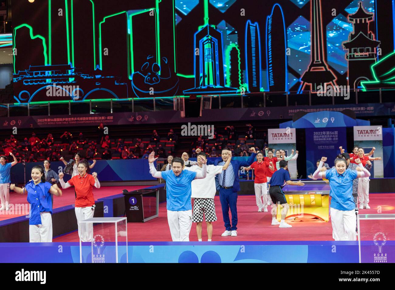 CHENGDU, CHINE - le 29 SEPTEMBRE 2022 - des danseurs se produisent lors de la cérémonie d'ouverture des finales des Championnats du monde de l'équipe ITTF 2022 à la High Technology zone Banque D'Images