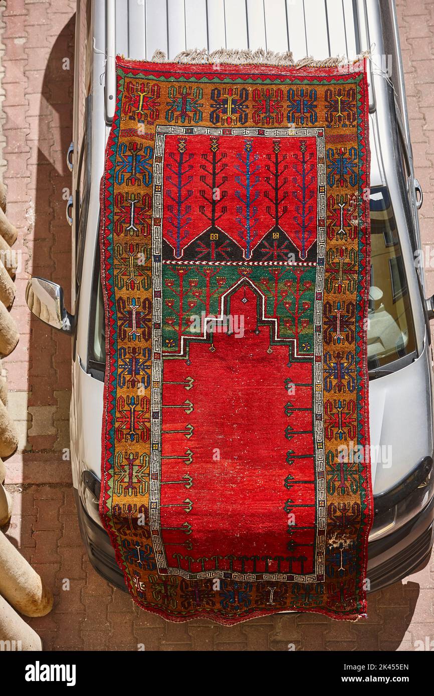 Vente de moquette traditionnelle colorée en plein air dans la rue Konya. Turquie Banque D'Images
