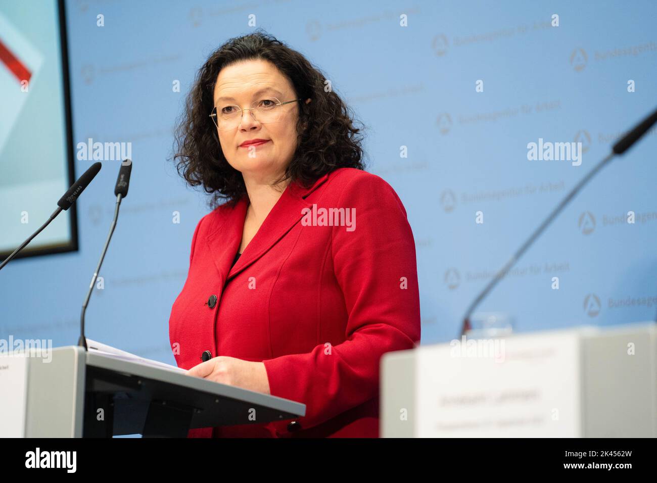 Nuremberg, Allemagne. 30th septembre 2022. Andrea Nahles, Présidente du Directoire de l'Agence fédérale de l'emploi, informe lors d'une conférence de presse de la situation du marché du travail allemand en septembre. Selon le rapport, le nombre de chômeurs en Allemagne a chuté de 62 000 à 2,486 millions en septembre par rapport au mois précédent. Credit: Nicolas Armer/dpa/Alay Live News Banque D'Images