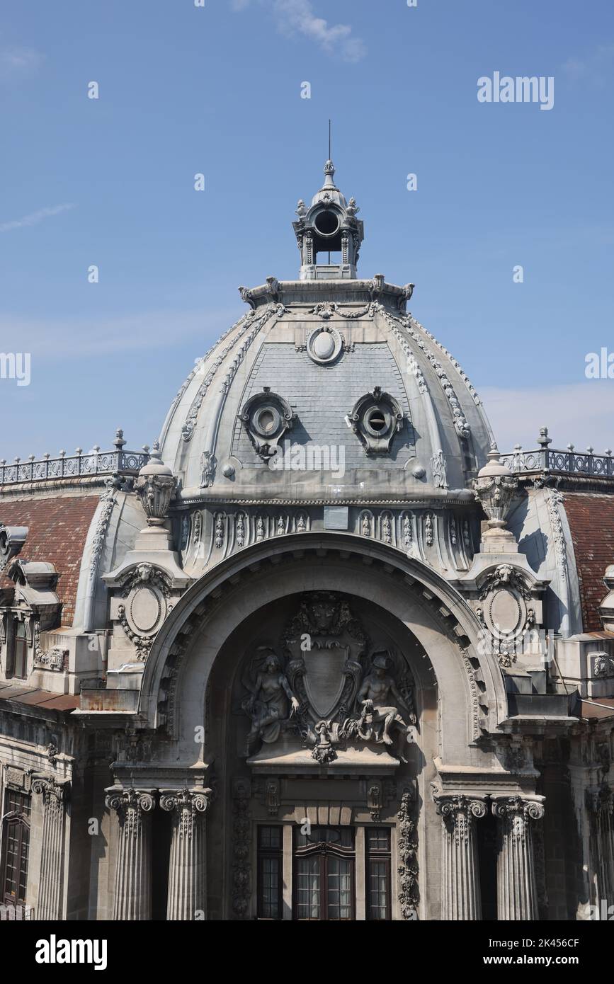 Vue sur le dôme d'un bâtiment historique dans la vieille ville de Bucarest, Roumanie Banque D'Images