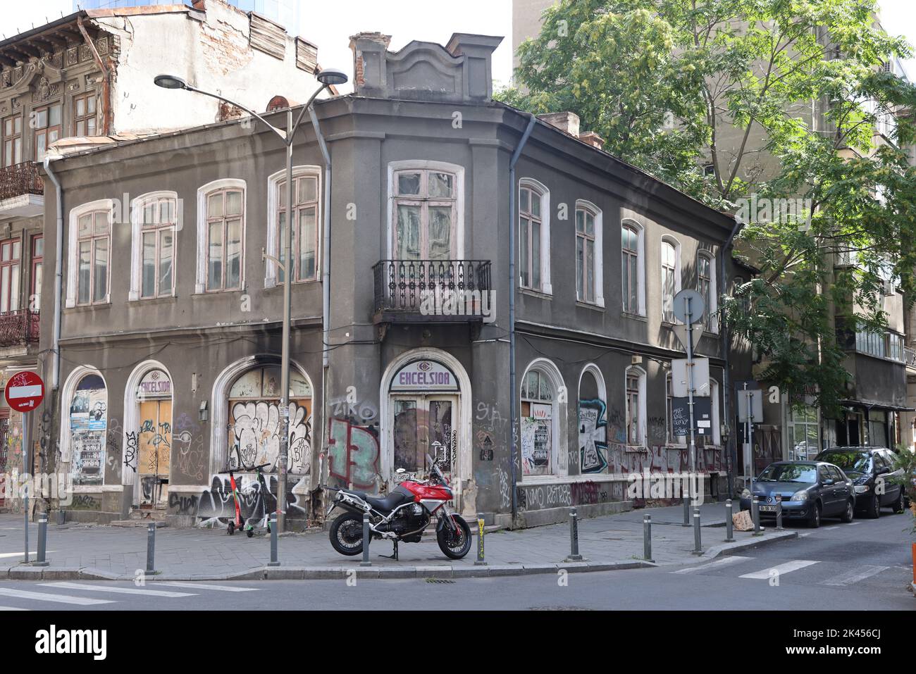 L'Excelsior se trouve à l'angle de la rue de Bucarest, avec un vélo à moteur en face Banque D'Images