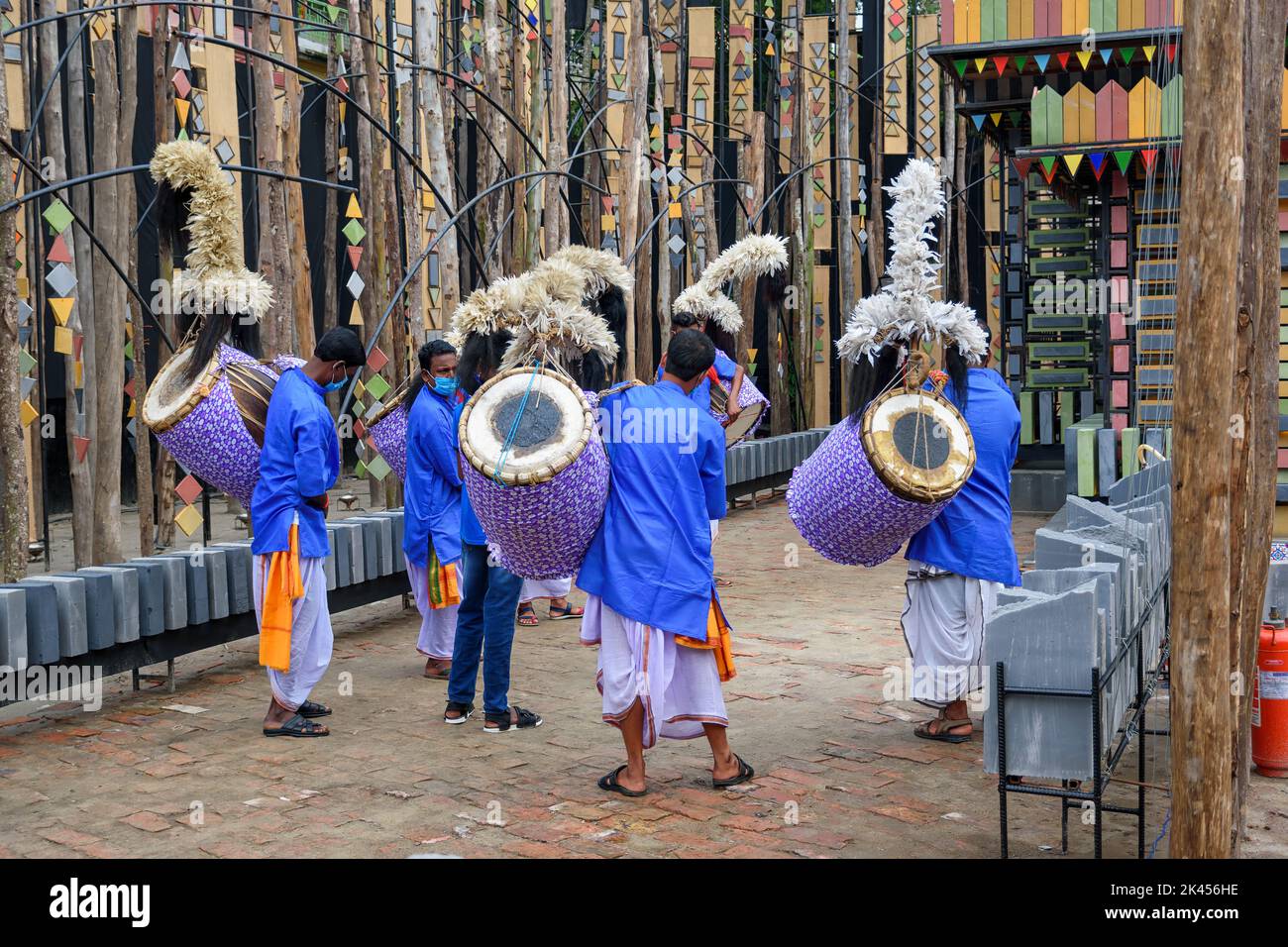 Dhakis jouaient Dhak Dhol à Durga Puja. Des hommes bengalis se sont performances pendant le festival Durga Puja, le plus grand festival religieux de l'hindouisme. Calcutta, Banque D'Images