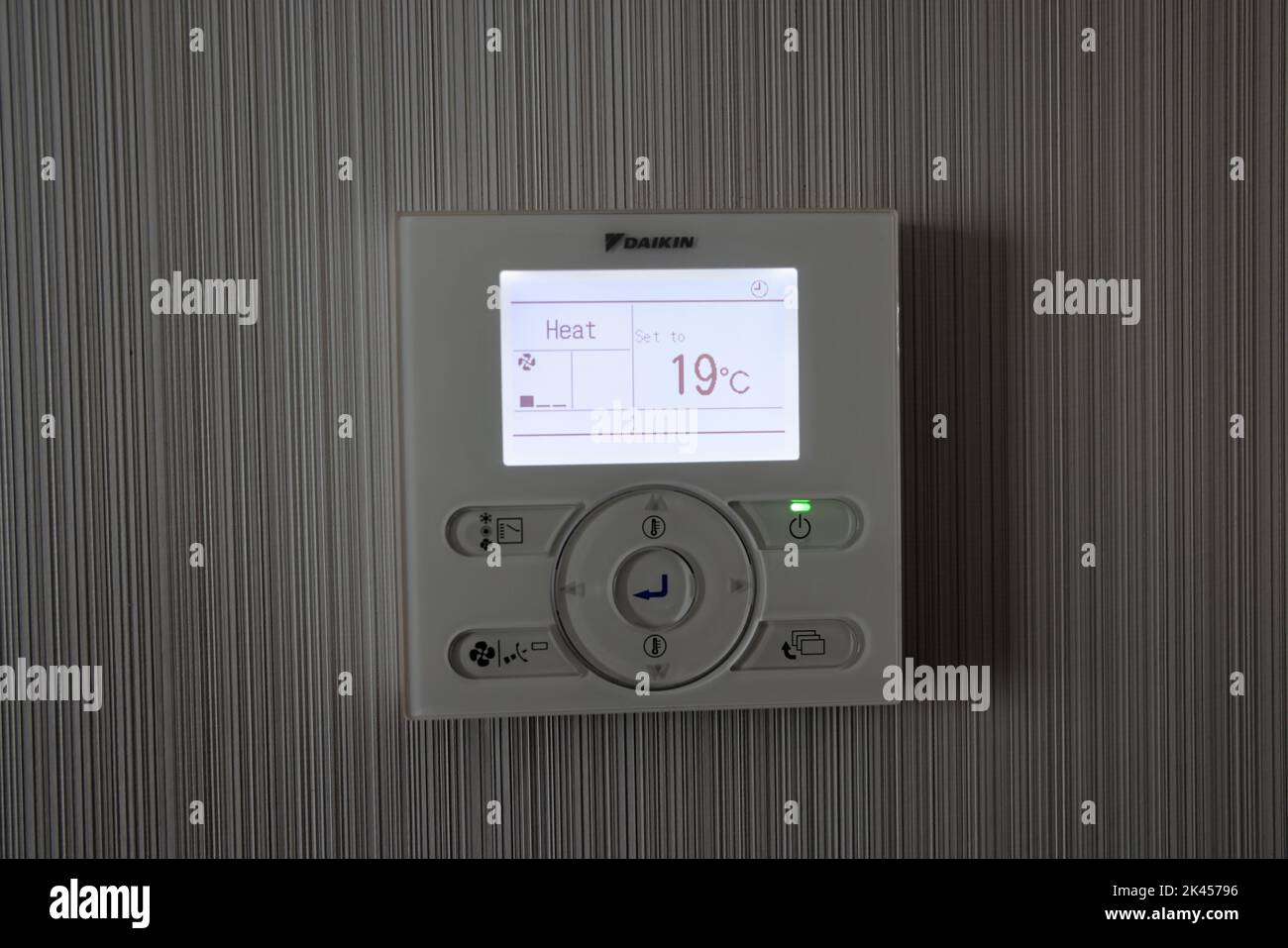 Thermostat d'ambiance réglé à 19 degrés pour le chauffage ; concept de