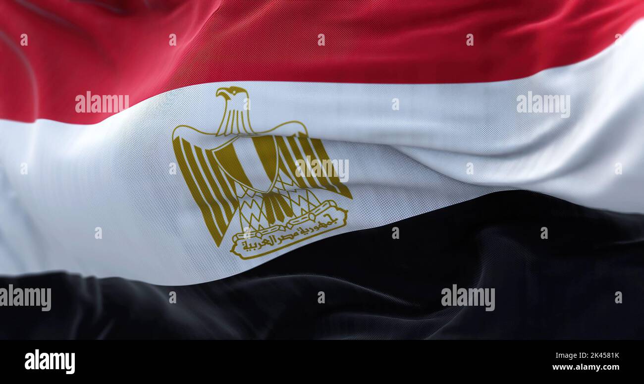 Vue rapprochée du drapeau national de l'Égypte qui agite dans le vent. La République arabe d'Égypte est un pays situé dans le coin nord-est de l'Afrique. Tissu Banque D'Images