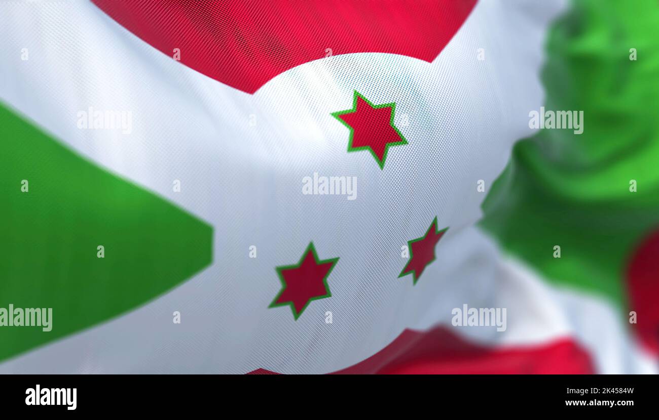 Vue rapprochée du drapeau national du Burundi qui agite dans le vent. La République du Burundi est un pays situé en Afrique de l'est. Dos texturé en tissu Banque D'Images