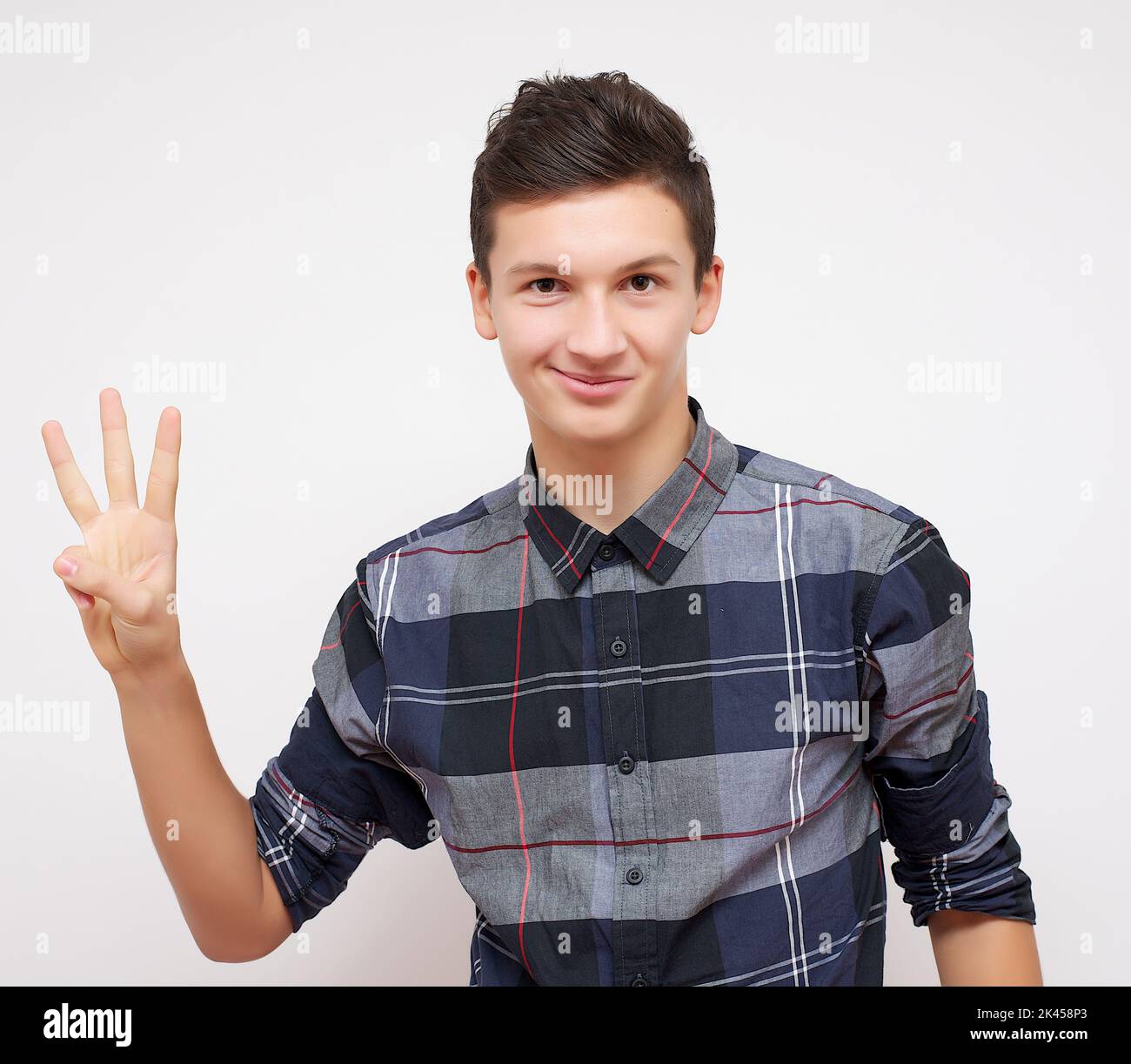 Jeune homme montrant 3 doigts Banque D'Images