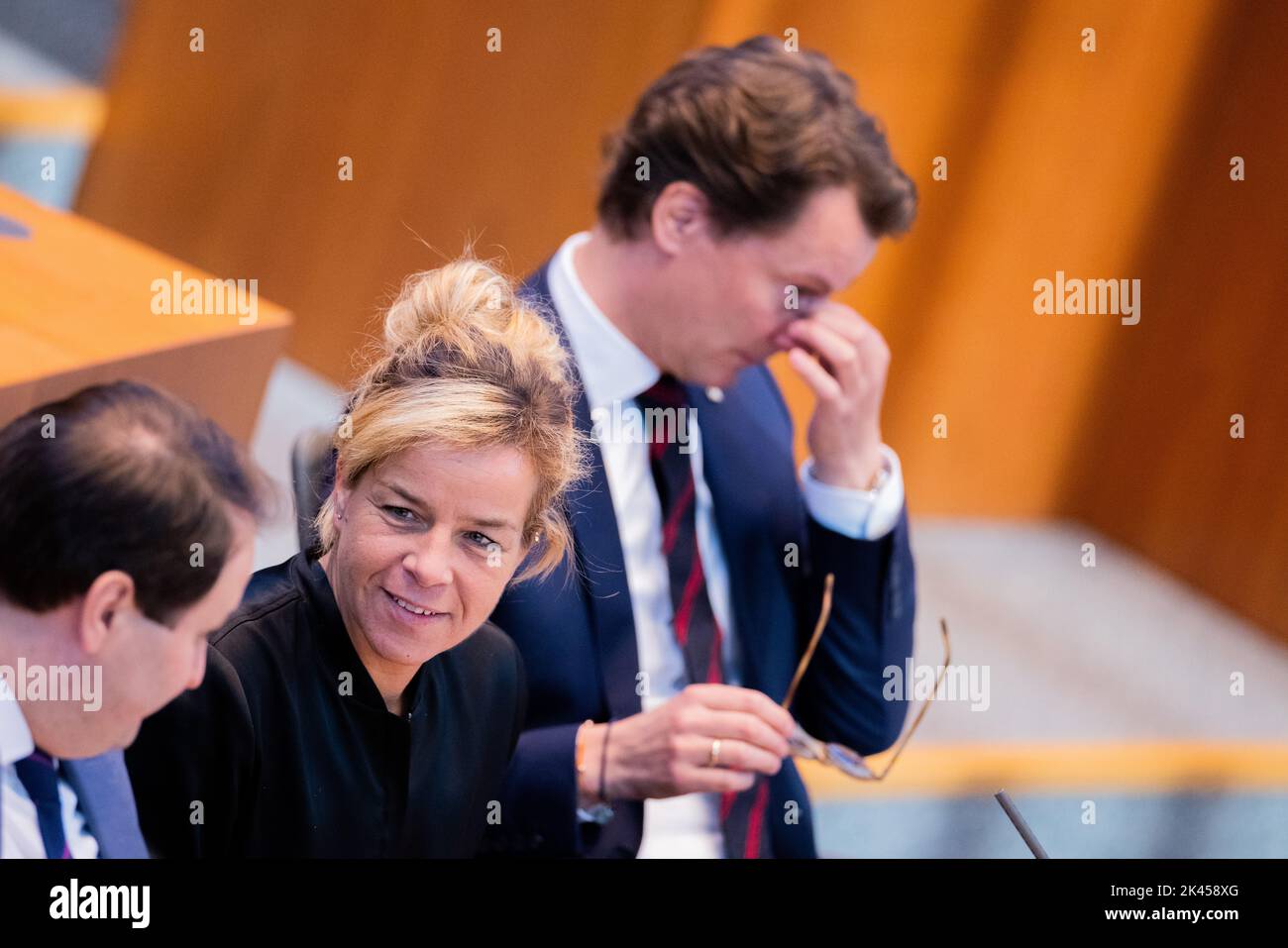 30 septembre 2022, Rhénanie-du-Nord-Westphalie, Düsseldorf : Hendrik Wüst (CDU, r-l), Ministre Président de la Rhénanie-du-Nord-Westphalie, et Mona Neubaur (Bündnis 90/Die Grünen), Ministre de l'économie, de l'industrie, de la protection du climat et de l'énergie et Vice-Ministre Président de la Rhénanie-du Nord-Westphalie, Nathanael Liminski, ministre des Affaires fédérales et européennes, des Affaires internationales et des médias, siège ensemble à la session plénière du Parlement d'État. (À '100 jours de noir-vert en NRW - crise gâte le début" et 'Wüst informe sur les positions de l'Etat sur la crise énergétique' de 30.09.2022) pH Banque D'Images