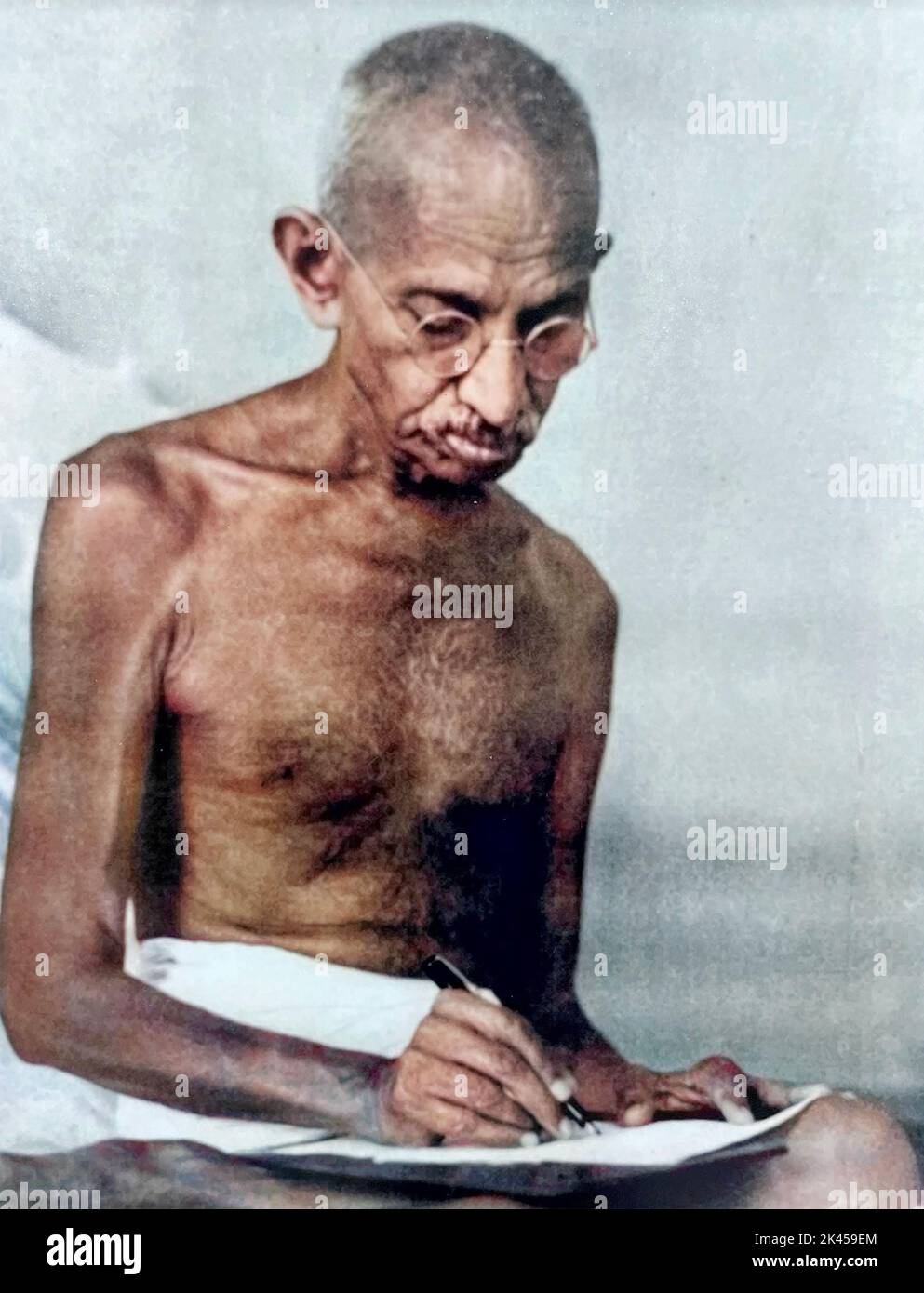 MAHATMA GANDHI (1869-1948) avocat et nationaliste indien à Birla House, Mumbai, en août 1942, année où il a lancé le mouvement Quit India. Banque D'Images