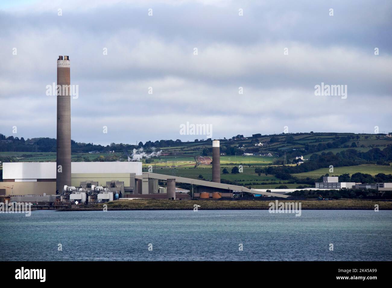 centrale au charbon et au pétrole de kilroot sur les rives du comté de belfast lough antrim, au nord de l'irlande, au royaume-uni Banque D'Images