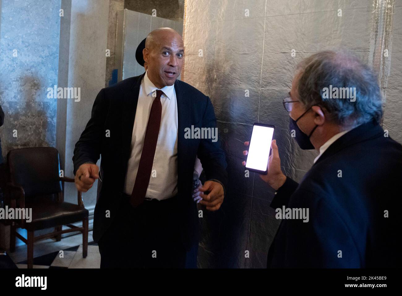 Washington, DC, 29 septembre 2022. Le sénateur américain Cory Booker (démocrate du New Jersey), s’entretient avec un journaliste après avoir voté sur un projet de loi sur la résolution continue pour financer le gouvernement américain de 1 octobre à 16 décembre, au Capitole de Washington, DC, jeudi, 29 septembre 2022. Photo de Cliff Owen/CNP/ABACAPRESS.COM Banque D'Images