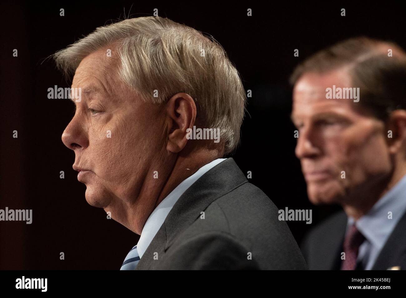 Washington, DC, 29 septembre 2022. États-Unis le sénateur Lindsey Graham (républicain de la Caroline du Sud), à gauche, Et le sénateur américain Richard Blumenthal (démocrate du Connecticut) tient une conférence de presse sur leurs efforts au Sénat américain pour condamner toute action de la Fédération de Russie visant à revendiquer la souveraineté sur n'importe quelle partie de l'Ukraine au Capitole, à Washington, DC, jeudi, 29 septembre 2022. Photo de Cliff Owen/CNP/ABACAPRESS.COM Banque D'Images