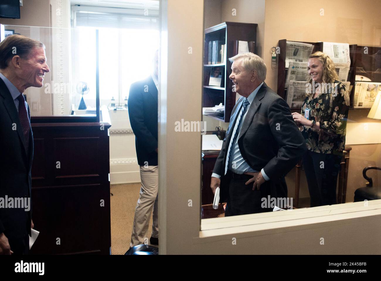 Washington, DC, 29 septembre 2022. Le sénateur américain Richard Blumenthal (démocrate du Connecticut), à gauche, s'entretient avec le sénateur américain Lindsey Graham (républicain de la Caroline du Sud) Avant une conférence de presse sur leurs efforts au Sénat américain pour condamner toute action de la Fédération de Russie visant à revendiquer la souveraineté sur n'importe quelle partie de l'Ukraine sur la colline du Capitole à Washington, DC, jeudi, 29 septembre 2022. Photo de Cliff Owen/CNP/ABACAPRESS.COM Banque D'Images