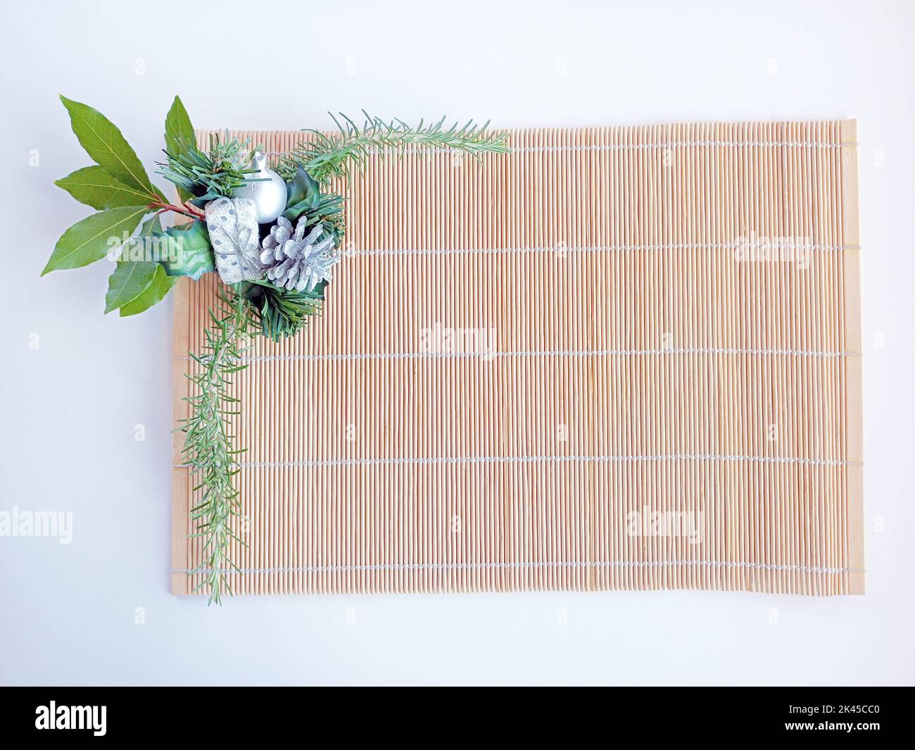 Table décorée de Noël avec étiquette vierge. Platemat de bambou texture directement au-dessus de la vue, gros plan. Banque D'Images