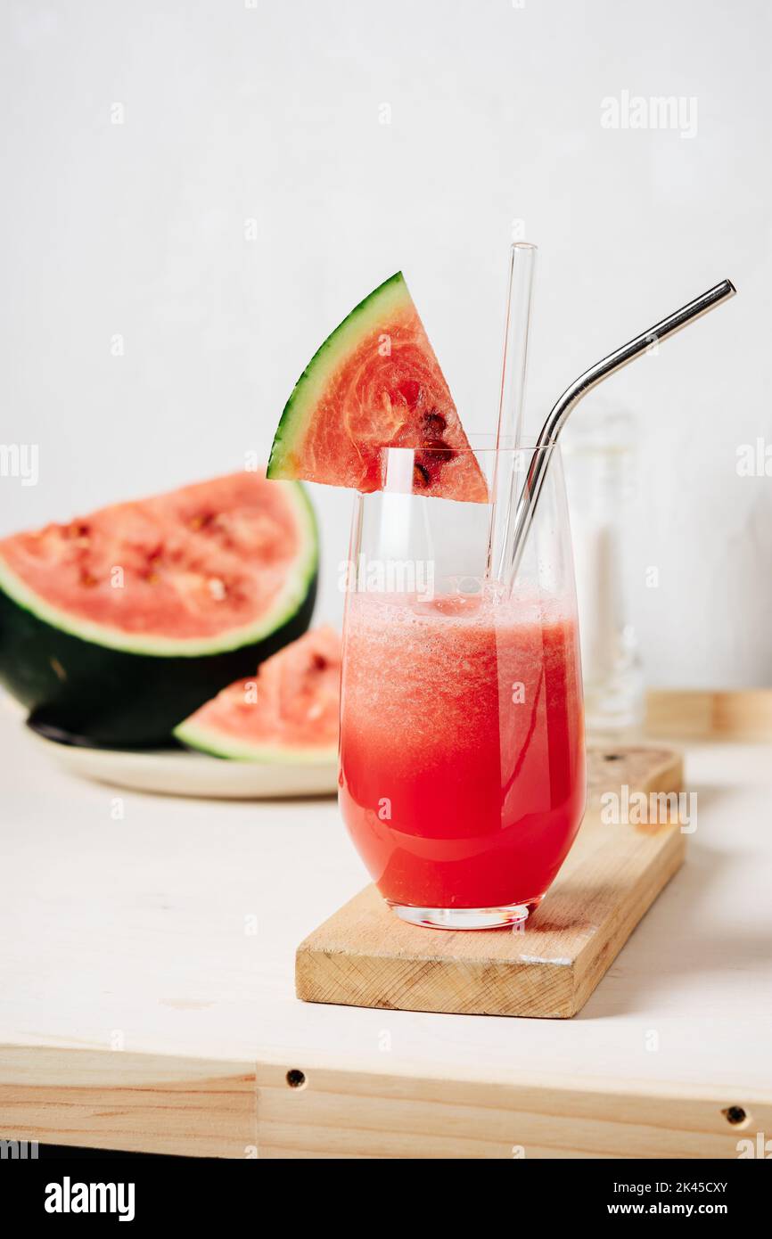 Pastèque rafraîchissante Agua fresca boire dans un verre avec une paille. Banque D'Images